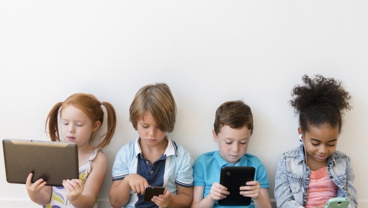 Dipendenza tecnologica,  i consigli dell'esperto: Il cellulare mai prima dei 13 anni"