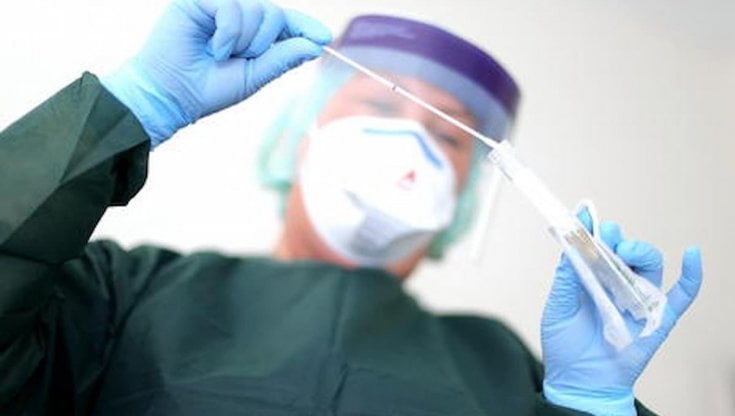Covid, la Cina sperimenta i tamponi rettali