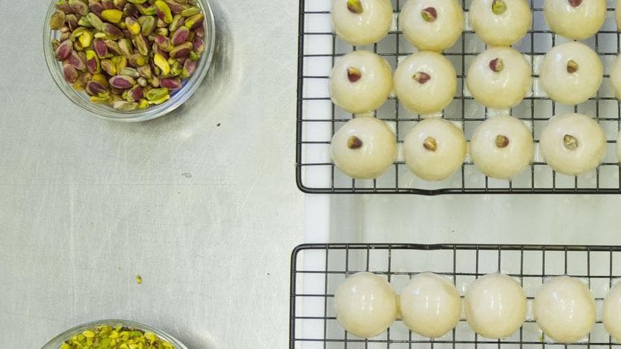 Piccoli e grandi (le Minne combattenti) dolcetti di pasta di mandorle e pasta di pistacchio realizzati dalle Cuoche
