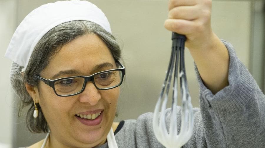 Nicoletta Cosentino nel laboratorio
