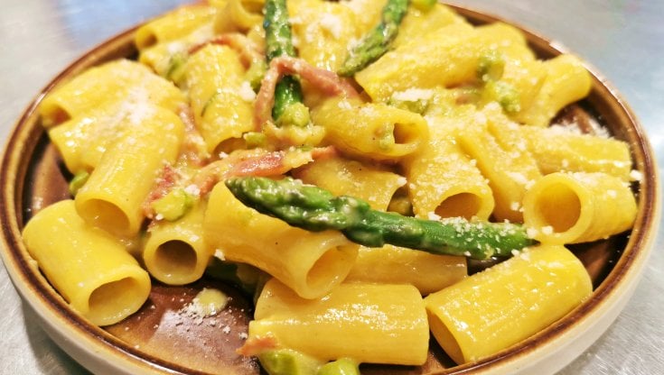 In cucina con Peppe Guida: rigatoni alla carbonara di asparagi