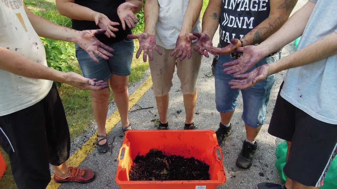 "La produzione di bevande per noi &egrave; un pretesto per fare comunit&agrave;, come recita il payoff di Comunit&agrave; Frizzante: si fanno laboratori, aperti anche al pubblico esterno in alcuni casi, per immaginare un nuovo prodotto, pensare che cosa (frutta, essenze) andare a raccogliere, scegliere il nome, trasformare&rdquo;