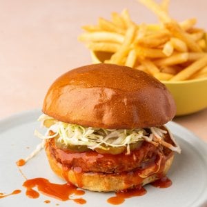 Hamburger di riso e formaggio vegano: ora il fast food è tutto a base vegetale