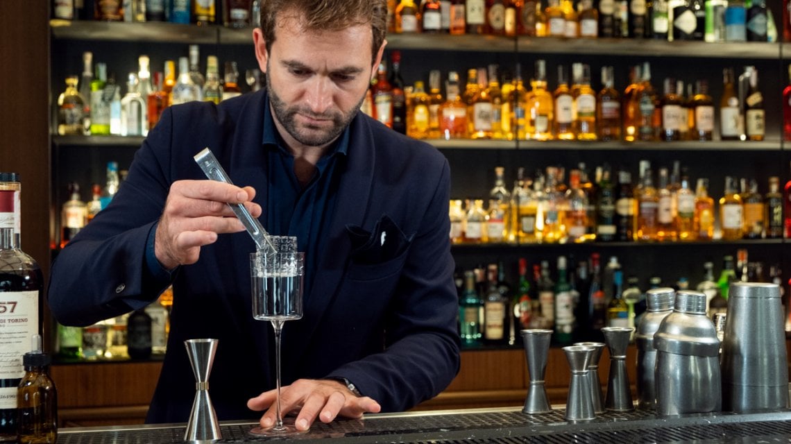 L'head bartender del Camparino Tommaso Cecca