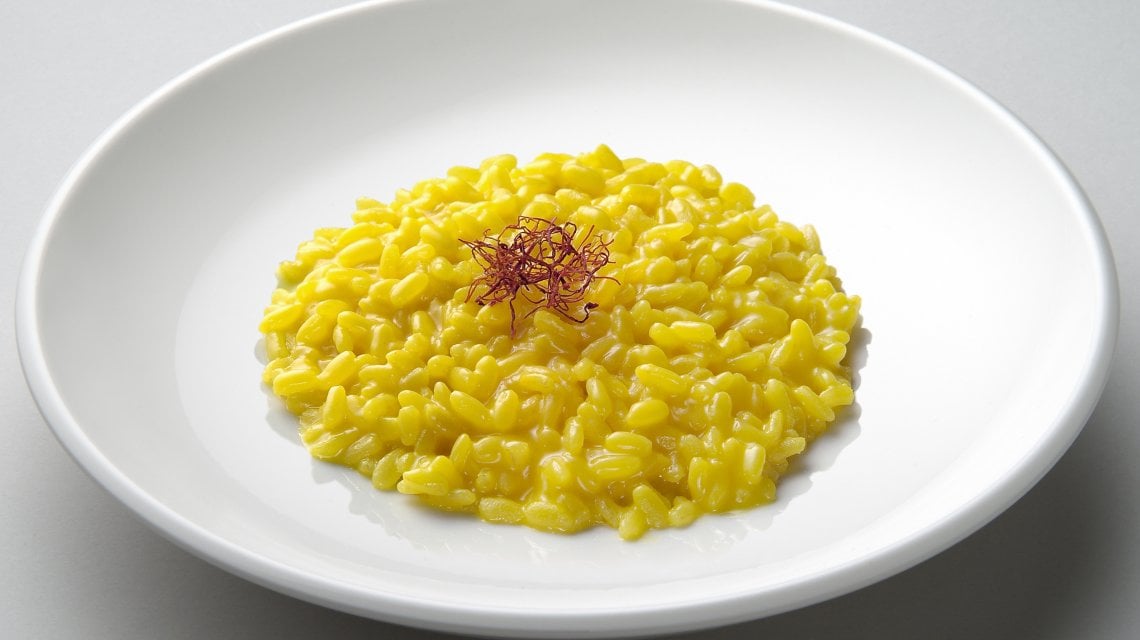 Nel Novecento, il risotto giallo conquista anche lo scrittore Carlo Emilio Gadda che, in una sua dissertazione, raccomanda il Vialone Nano