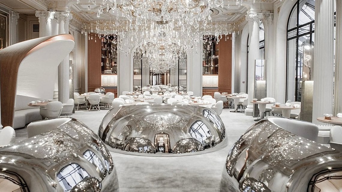 La sala principale del ristorante di Ducasse a Plaza Ath&eacute;n&eacute;e