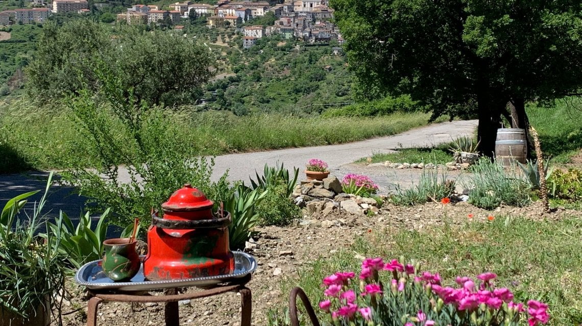 &ldquo;In miniera bevevano il mate perch&eacute; molto energetico, il caff&egrave; non c&rsquo;era a quei tempi, non si commercializzava e quello che si vendeva era molto costoso&rdquo;. La diffusione e il suo intessersi nel tessuto sociale, diventando bevanda domestica, ha fatto s&igrave; che &ldquo;a Castrovillari ci fosse lo spaccio solo per Lungro. (foto Anna Stratig&ograve;)