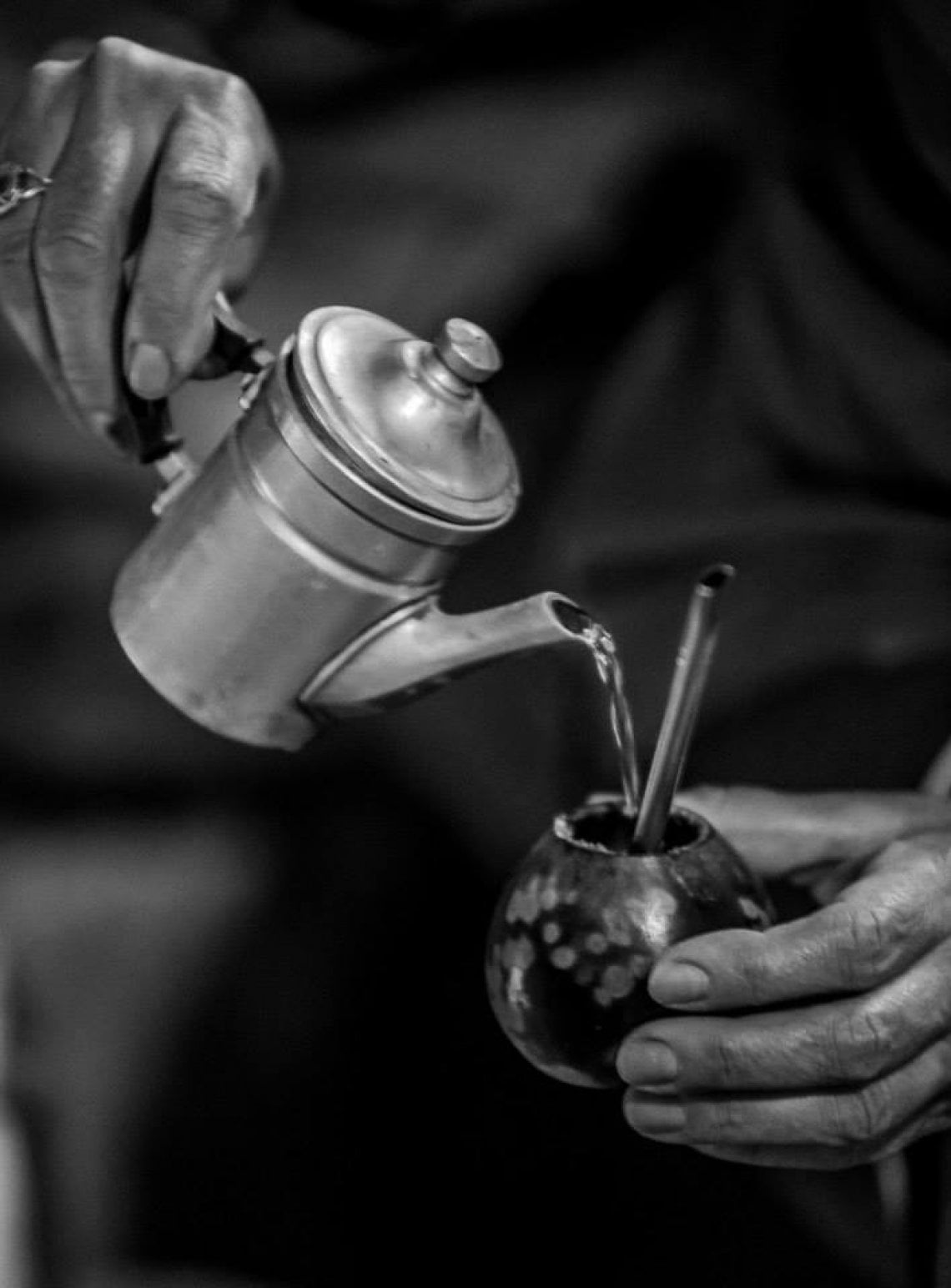 "Oggi ogni negozio del paese ha in vetrina e negli scaffali le confezioni di questa erba che tanto esotica qui non &egrave; pi&ugrave;, che ha invece il sapore del convivio e viene servito anche nei bar o usato come ingrediente in alcune ricette di cocktail". (Foto: da FB Anna Sratig&ograve;)