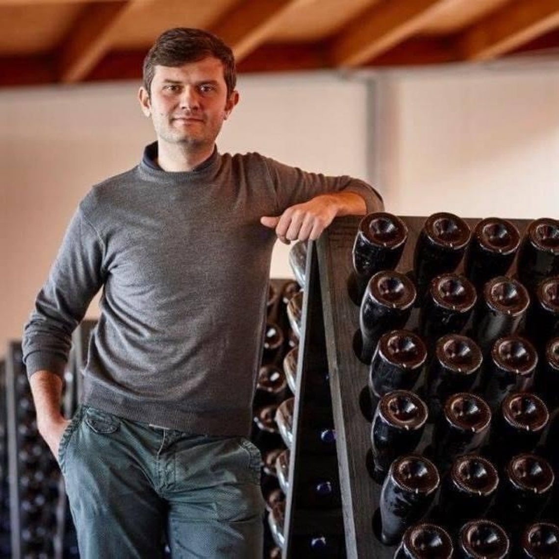 Alessandro Leoni ha ideato il progetti&nbsp;ZEI (Zero Environmental Impact) e punta a difendere la vita della vite, senza l'uso di rame e zolfo. Un lavoro portato avanti con l'Universit&agrave; degli Studi della Tuscia di Viterbo
