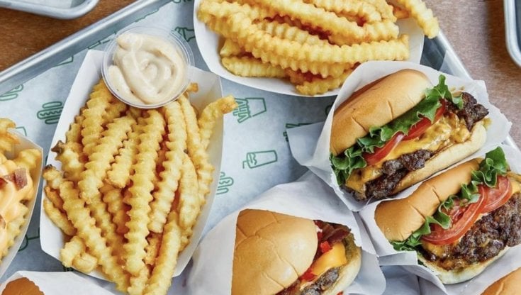 &nbsp;Hamburger e patatine da asporto con Shake Shack