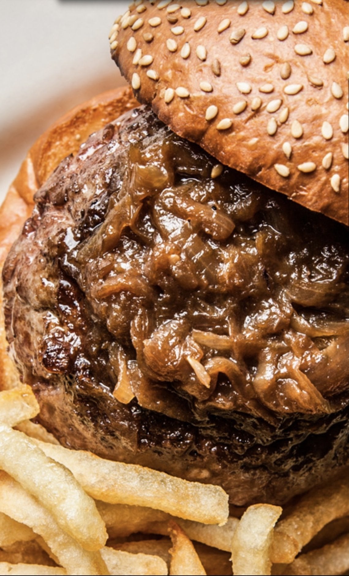 Il Black Label Burger con dry-aged-beef e cipolle caramellate di Minetta Tavern