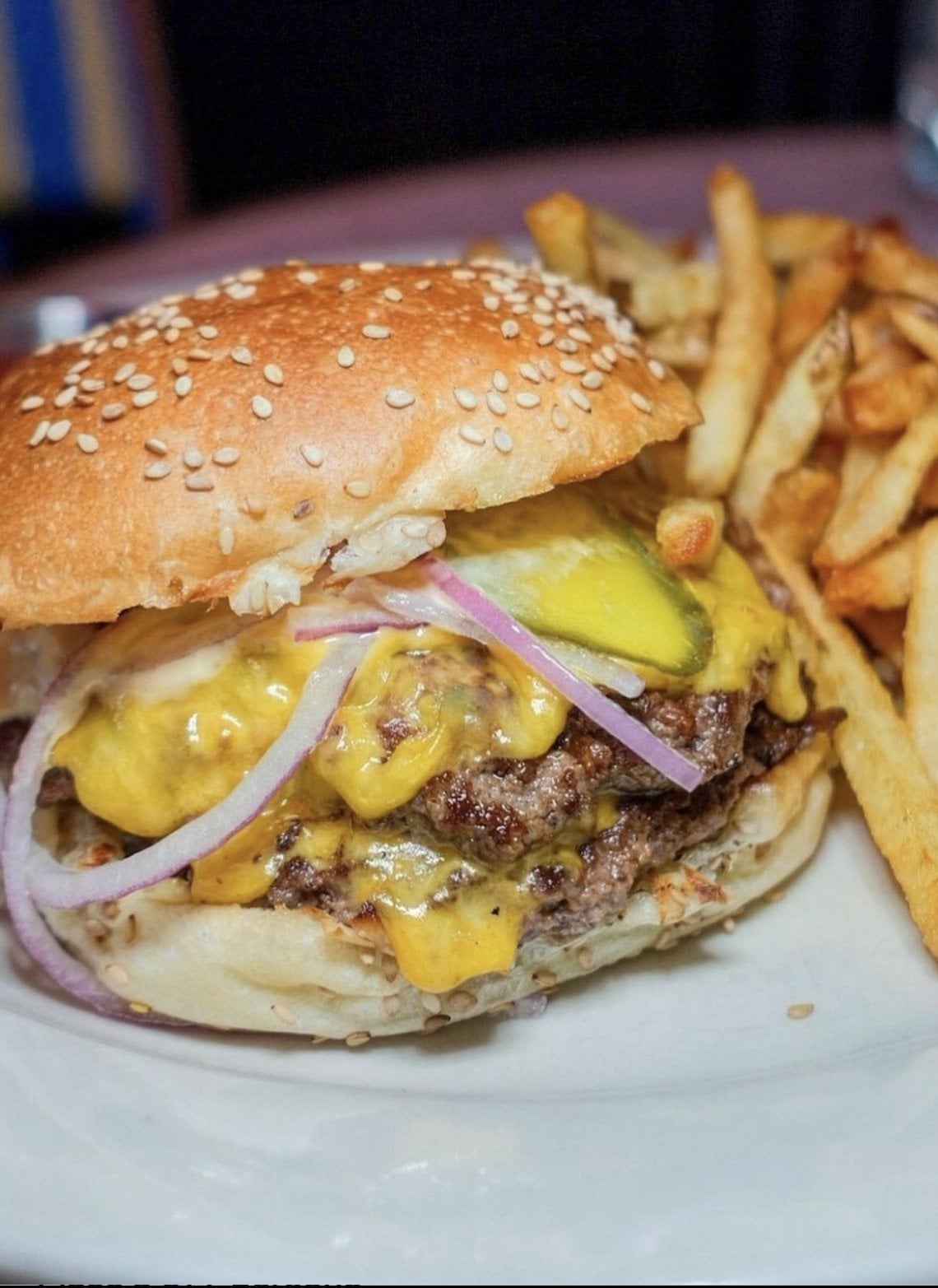 Il cheesburger servito da Pastis, brasserie francese del Meatpacking District