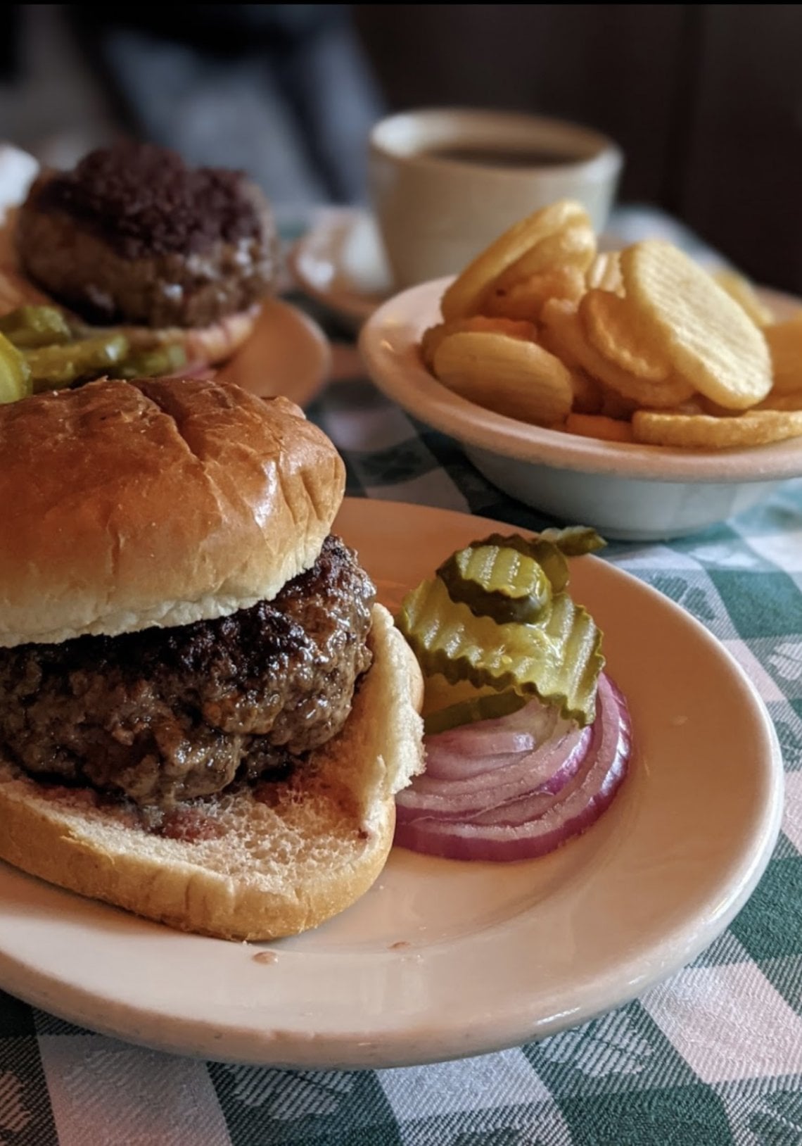 Il classico hamburger con patatine rotonde di JG Melon