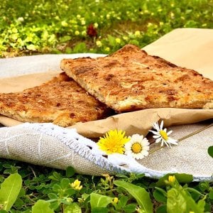 Il fascino indiscreto dell'unto: la pizza grassa, simbolo di una Terni golosa