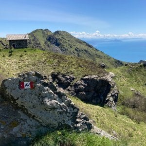 Una birra e un amaretto per assaporare, camminando, l'Alta via dei monti liguri