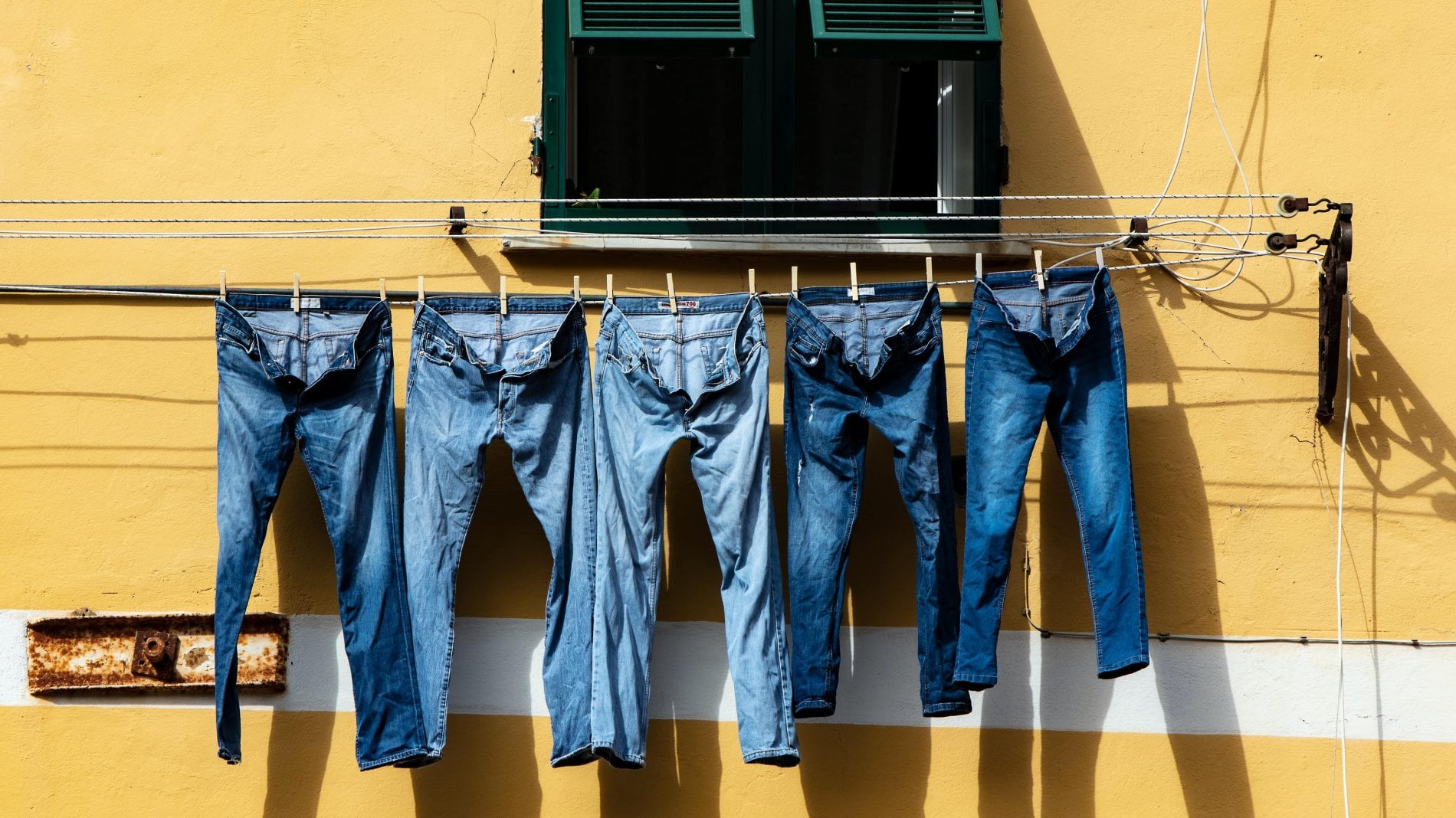 Trame. Leggendari, androgini, contestati: ecco perché non possiamo fare a meno dei jeans - Vimarsana News
