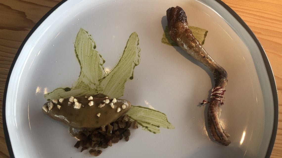 Piccione alla brace, melanzane affumicate, salsa ai funghi fermentati e nocciole, centrifugato di alloro, filetto di piccione e acciuga del Cantabrico