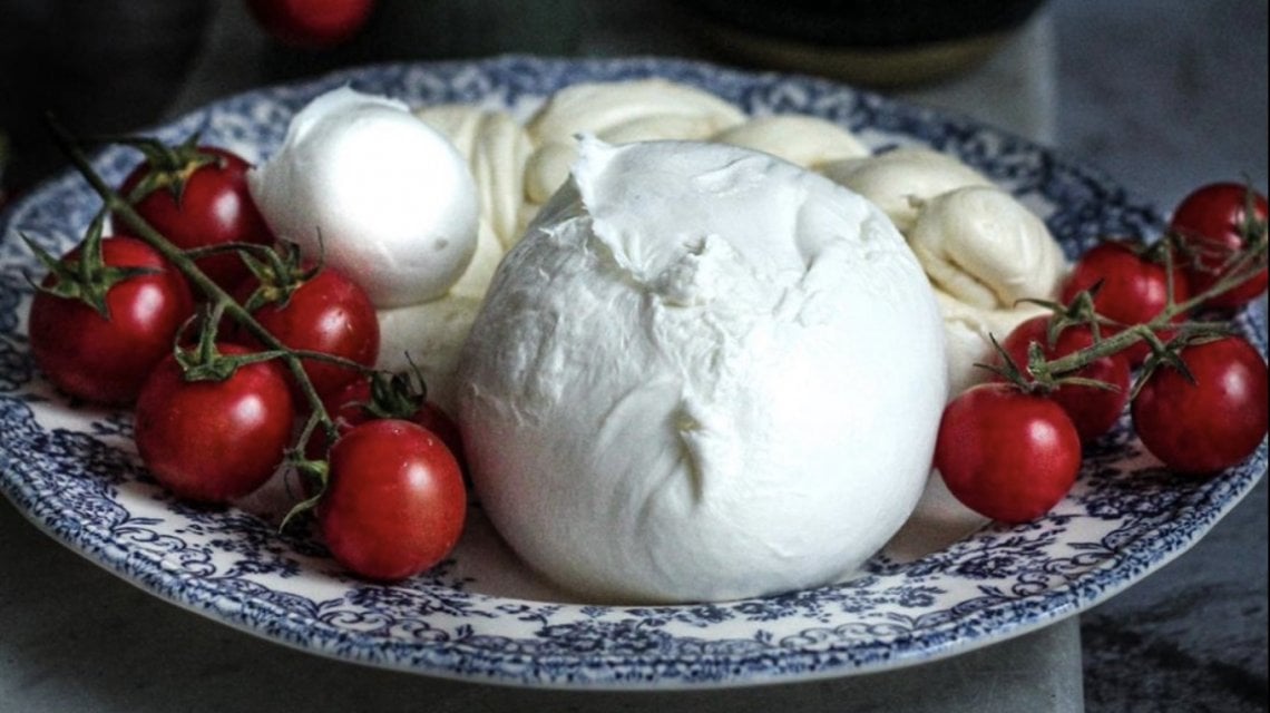 &nbsp;Per poterla utilizzare sulla pizza, la Bufala Dop va tenuta, eccezionalmente, in modo che perda i liquidi in eccesso. (foto: Ornella Buzzone)