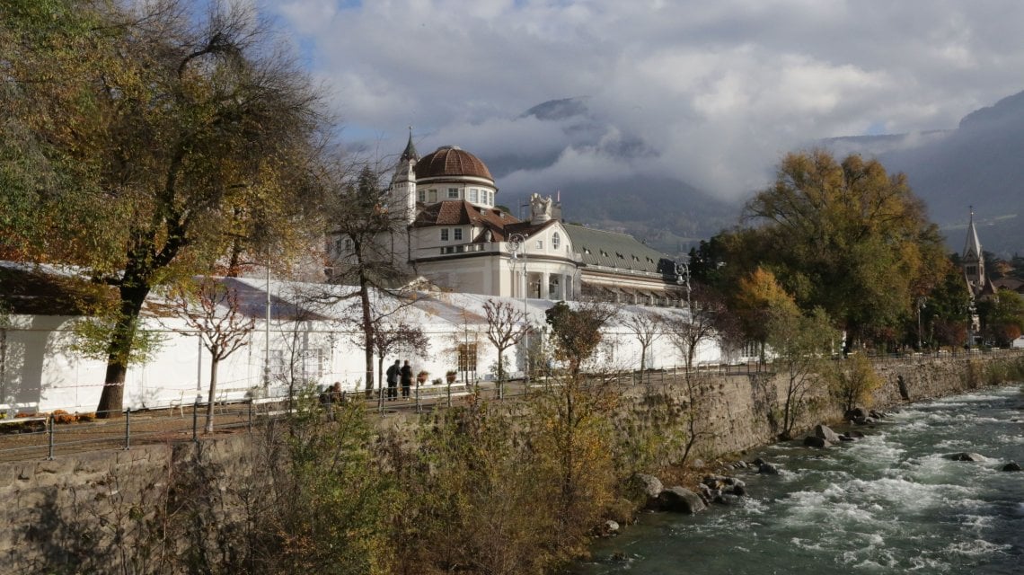 Il fascino del lungofiume al centro di Merano: sullo sfondo il Kurhaus&nbsp;&nbsp;