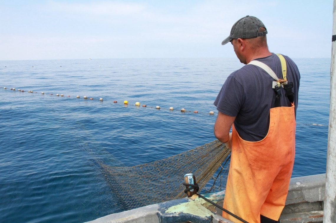 Maurizio, il capobarca, guida il recupero della lea, la rete mobile della tonnarella
