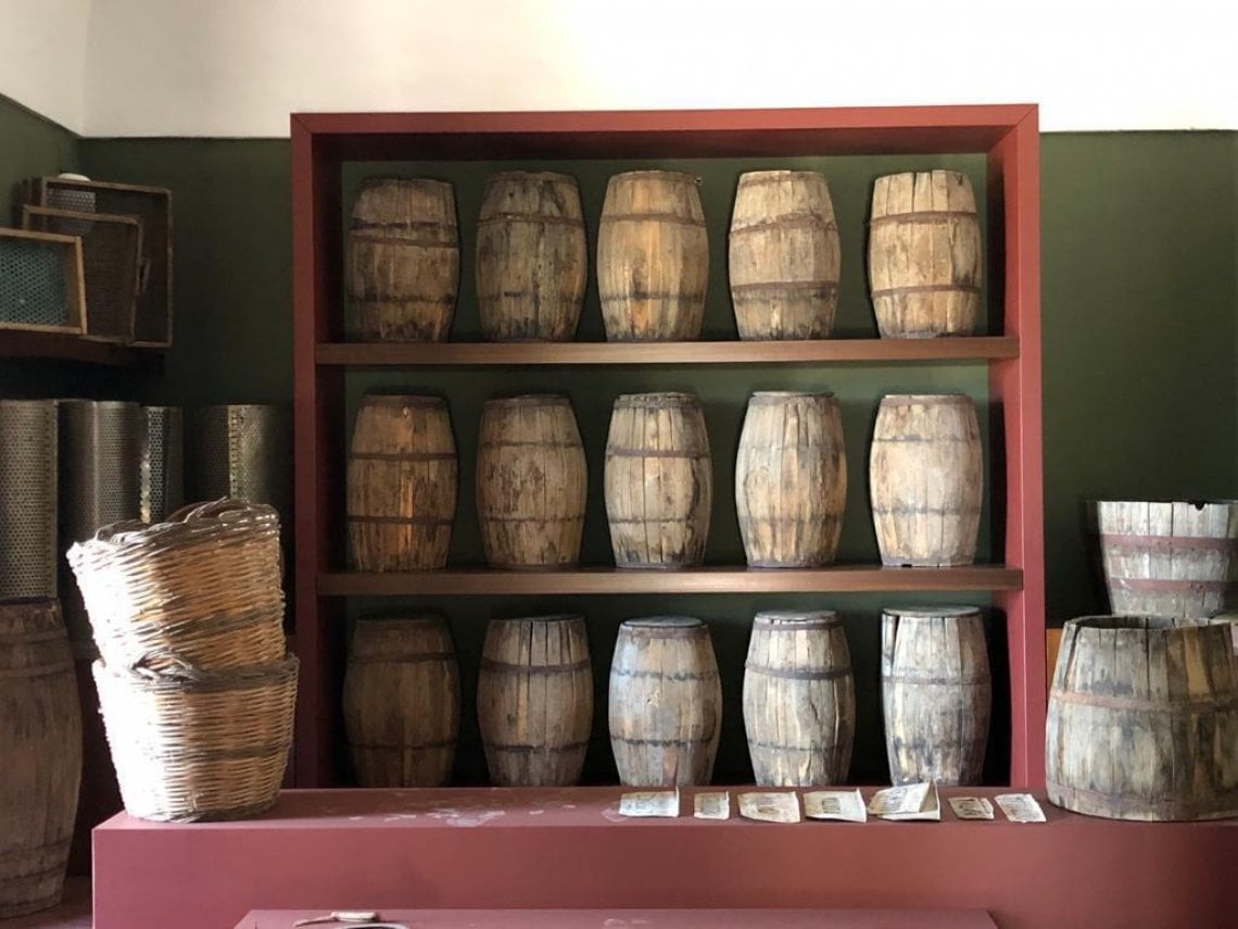 I barili in legno esposti nel museo