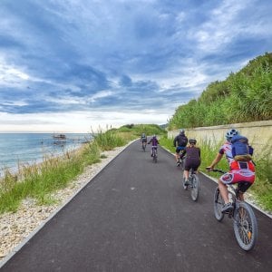 In bici lungo la costa abruzzese: tra trabocchi e vigneti, ecco dove vale la pena fermarsi