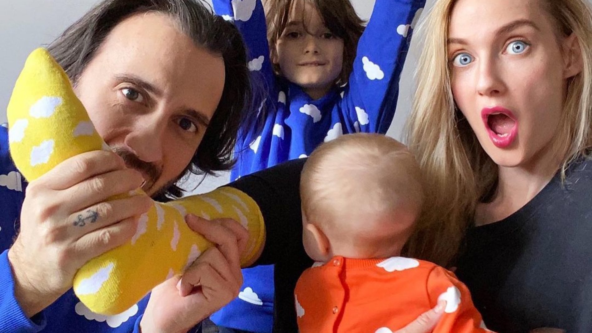 10/7 Eva Riccobono: "Che gioia allattare, portarsi addosso il bebé e dormirgli accanto: adoro essere madre a tempo pieno" - Vimarsana News