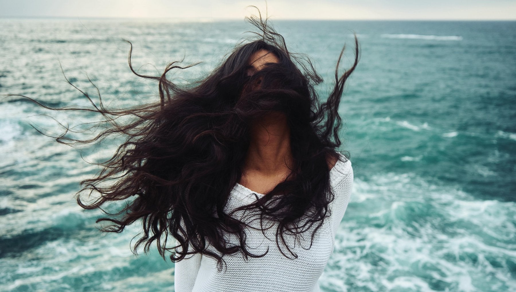 Come proteggere i capelli d'estate. I consigli della dermatologa - Vimarsana News