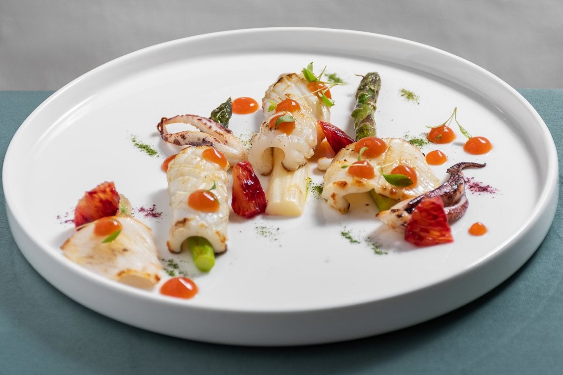 Calamari, asparagi, salsa ponzu all'arancia (@Tramite srl)