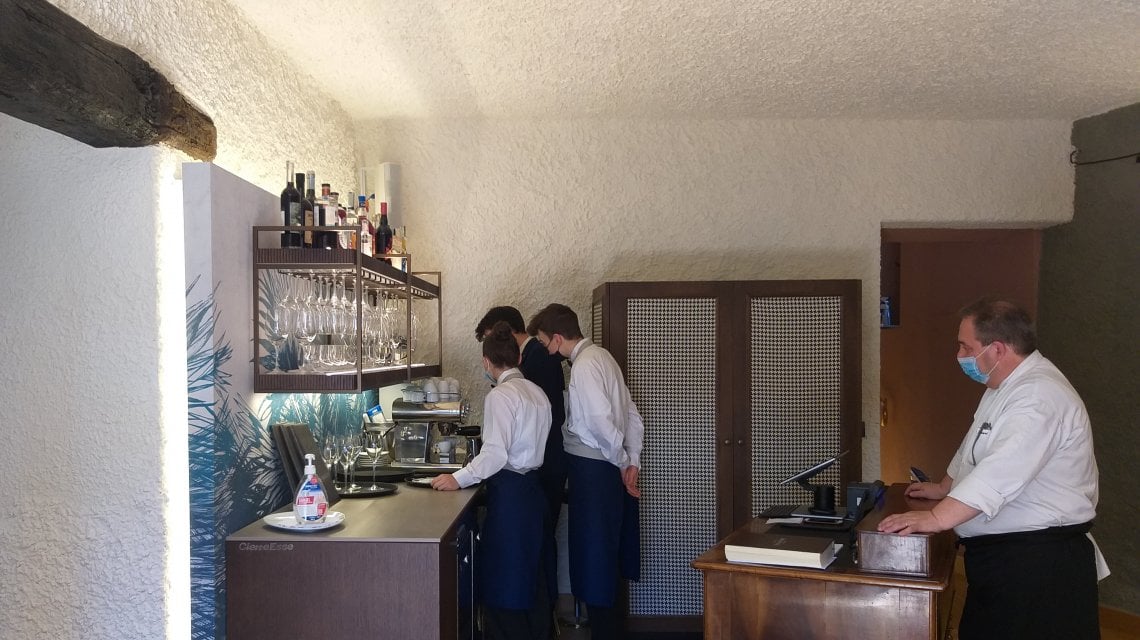 Elisabetta Mufatti al lavoro in sala con i colleghi