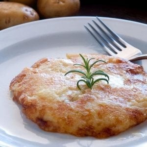 La vera ricetta del frico: tipo di formaggio, stagionatura, taglio delle patate e cottura