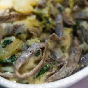 I gustosi pizzoccheri, “pezzetti” di tagliatelle fatti di un “grano” che non è un cereale