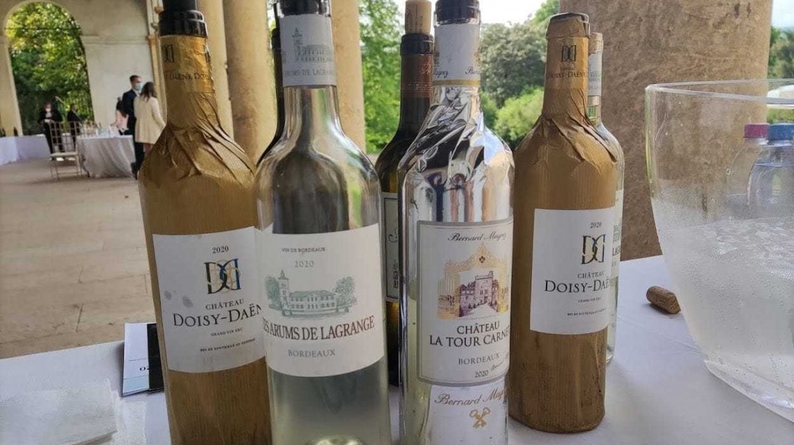 Bottiglie di Bordeaux bianchi in degustazione "en primeur"