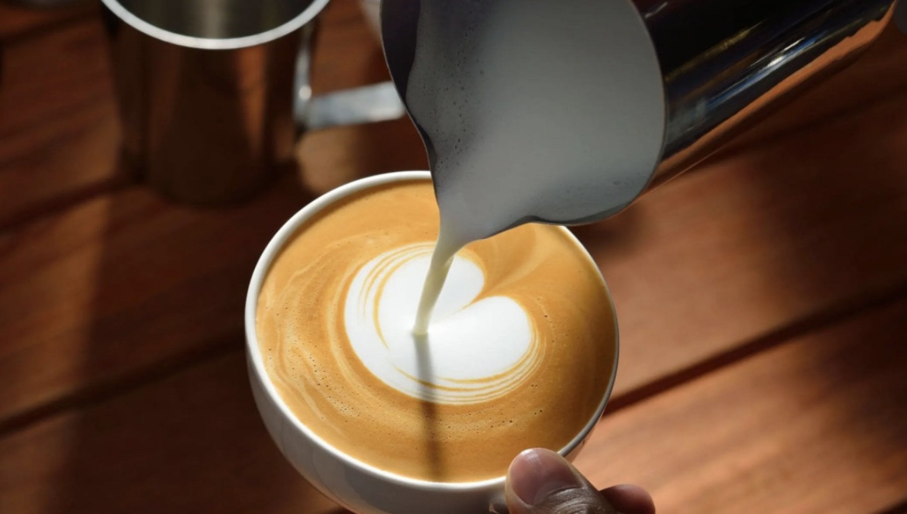 Colazione d'artista: se il cappuccino diventa una tela su cui dipingere con il latte - Vimarsana News