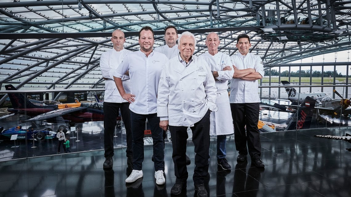 &nbsp;Eckart Witzigmann&nbsp; e il team in cucina nel mese di luglio all'Ikarus