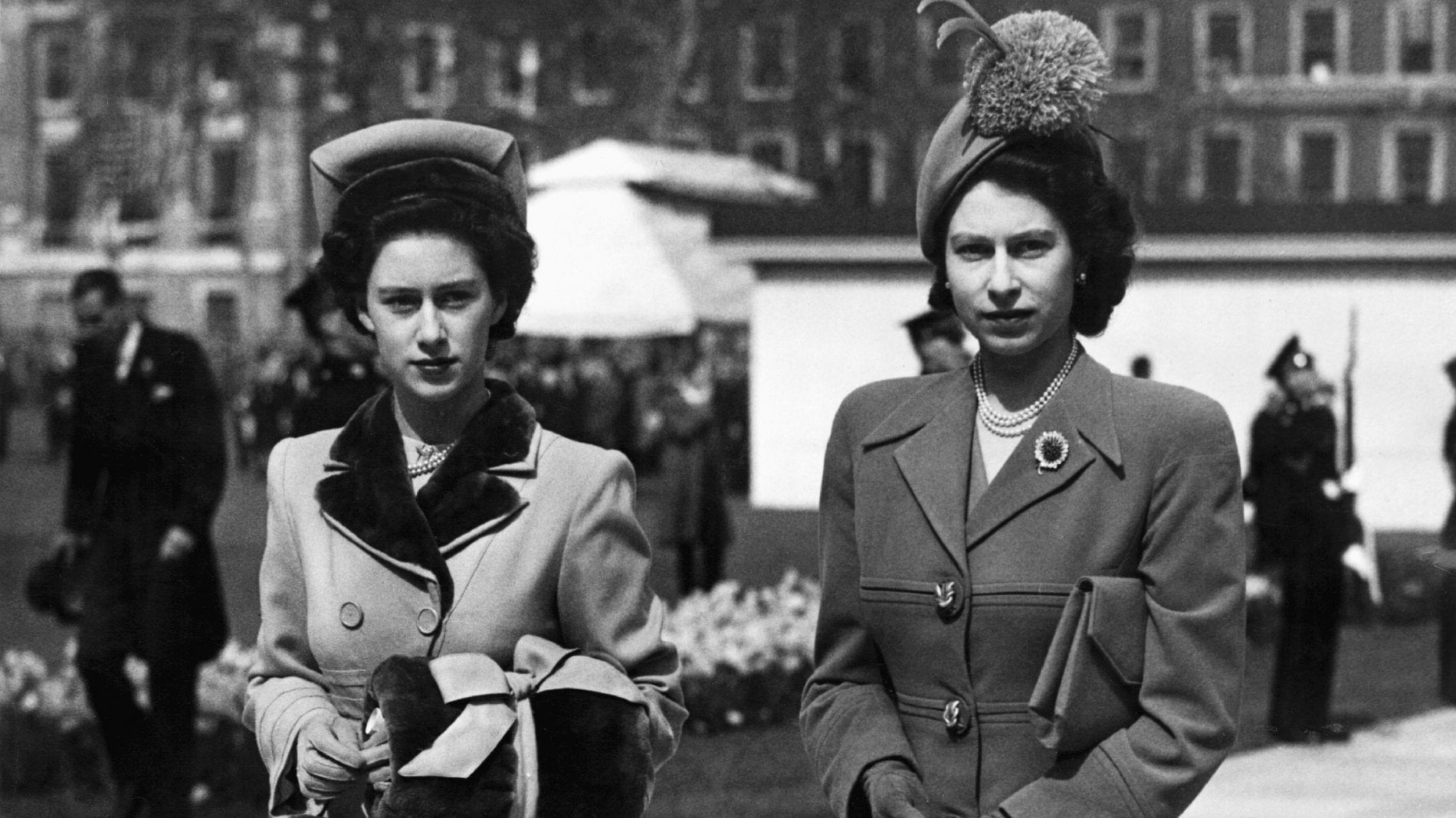 Una sorella da ammirare. Ovvero, la principessa Margaret, Elisabetta II e la moda - Vimarsana News