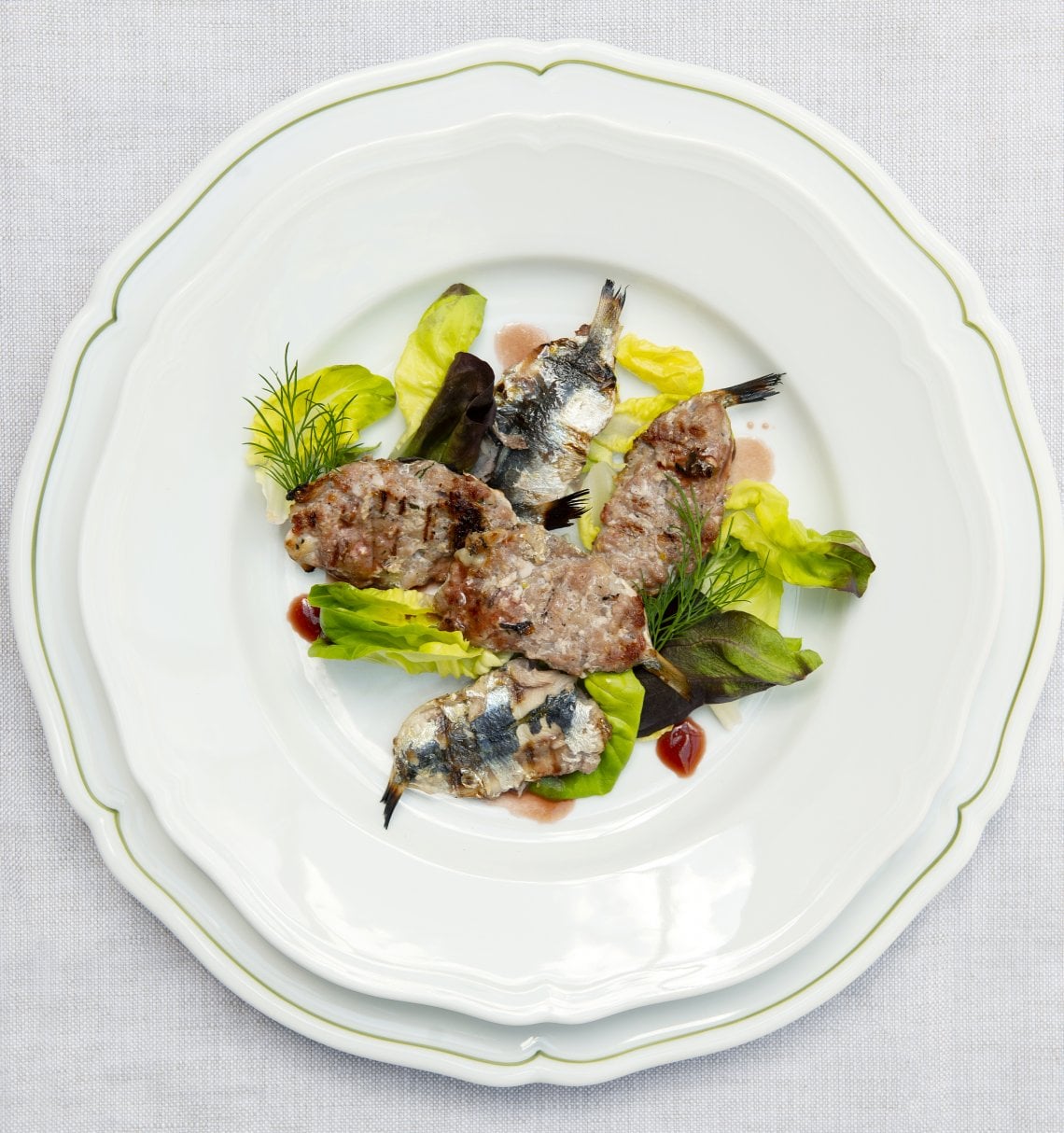 L'antipasto, semplice e godurioso, &egrave; fatto con acciughe e salsiccia