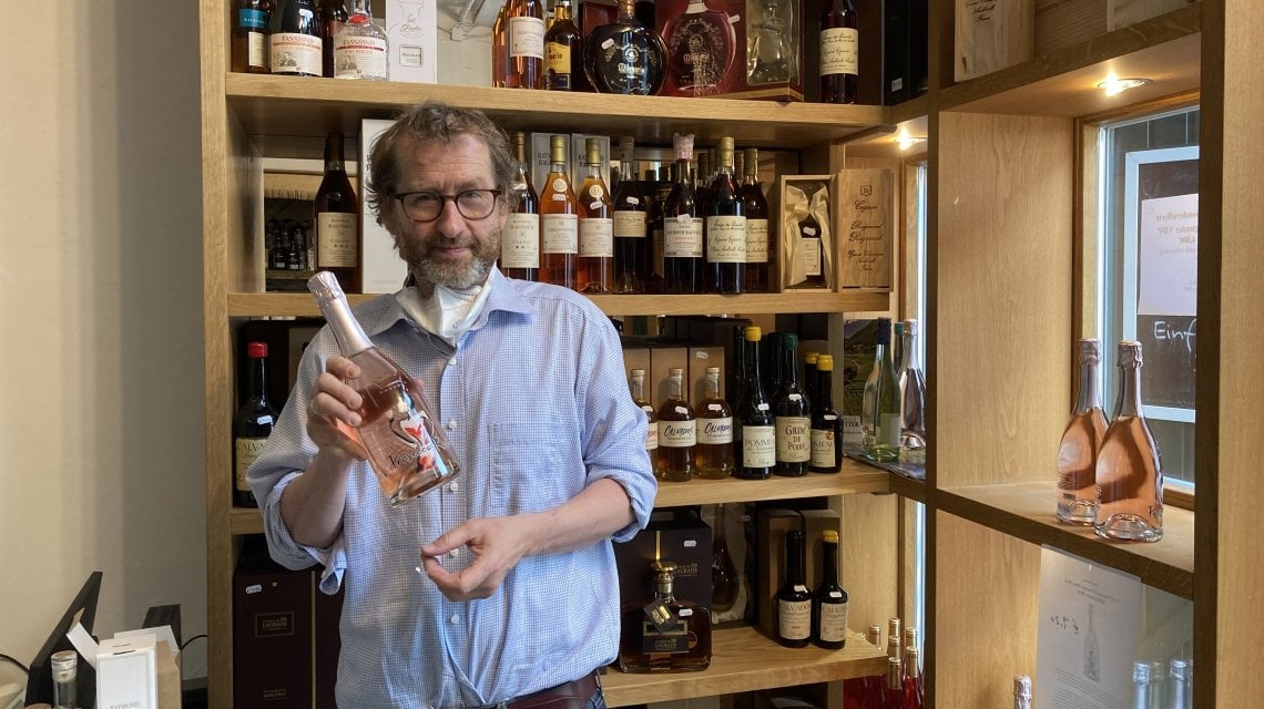 Il commerciante di vini bavarese Rudolf Schneider con una bottiglia di Prosecco Ros&eacute;