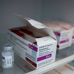 AstraZeneca e trombosi: perché il rischio crolla dopo la seconda dose 
