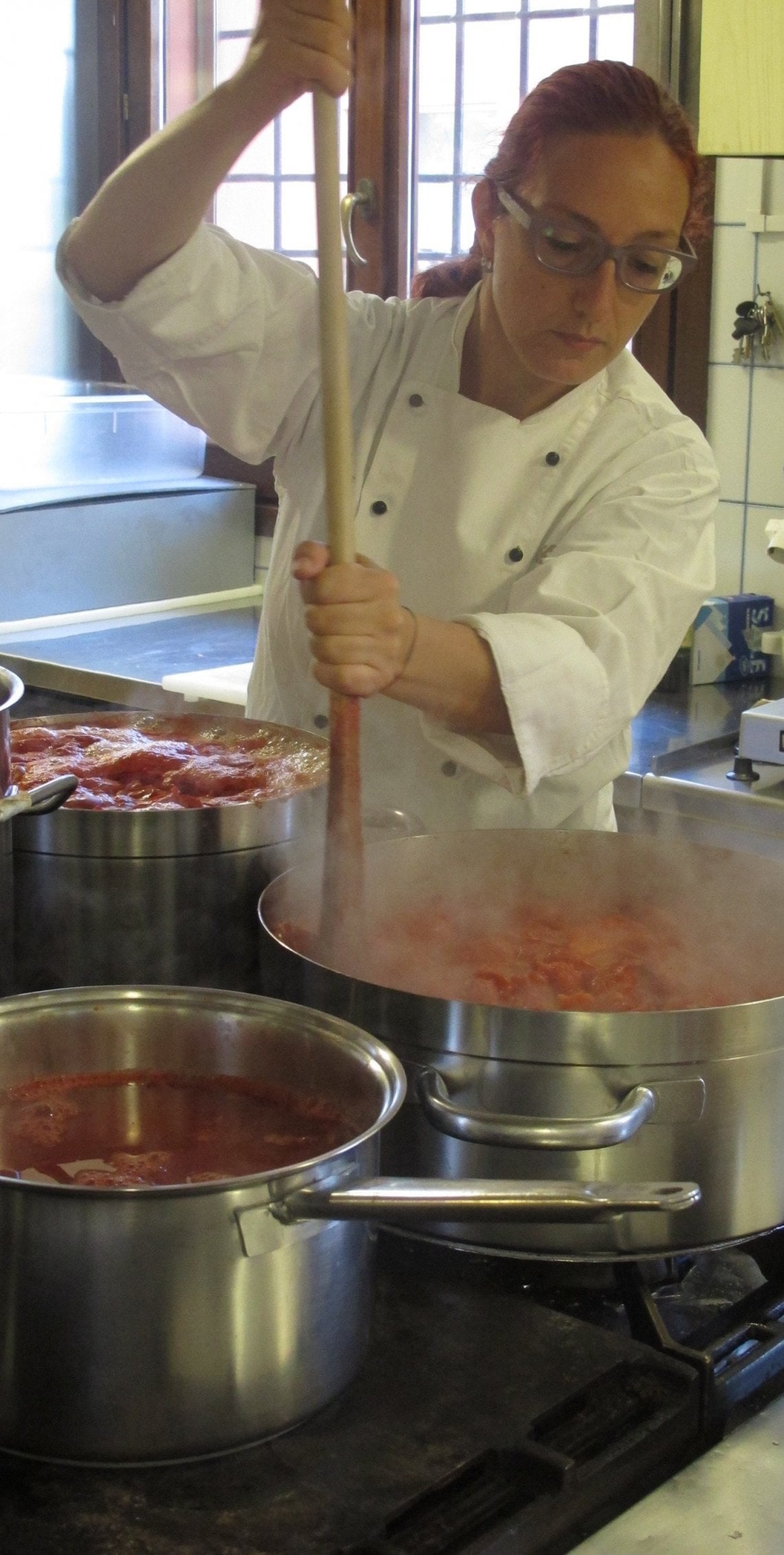 Aurora Mazzucchelli alle prese con la sua salsa di pomodoro&nbsp;