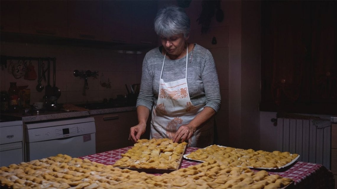 Laura prepara i tortelli mugellani (@Sara Furlanetto)