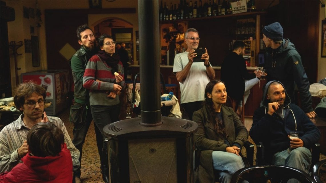 Giovani al bar di Pianello (@Sara Furlanetto)