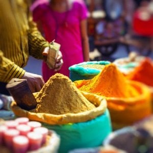 Di cosa parliamo quando parliamo di curry? C'entra con il masala, nasce umido e contiene aglio
