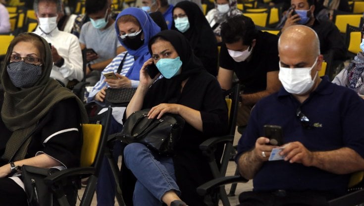 L'attesa per ricevere il vaccino presso il centro commrciale Iran Mall, a Teheran.&nbsp; 