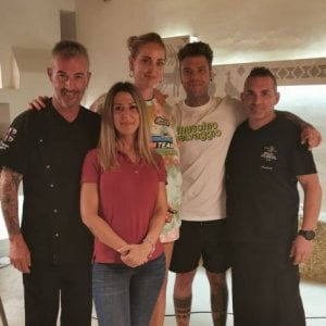 Pazzi per la pizza, ma anche insalate e frutta: ecco la dieta di Chiara Ferragni e Fedez in Costa Smeralda
