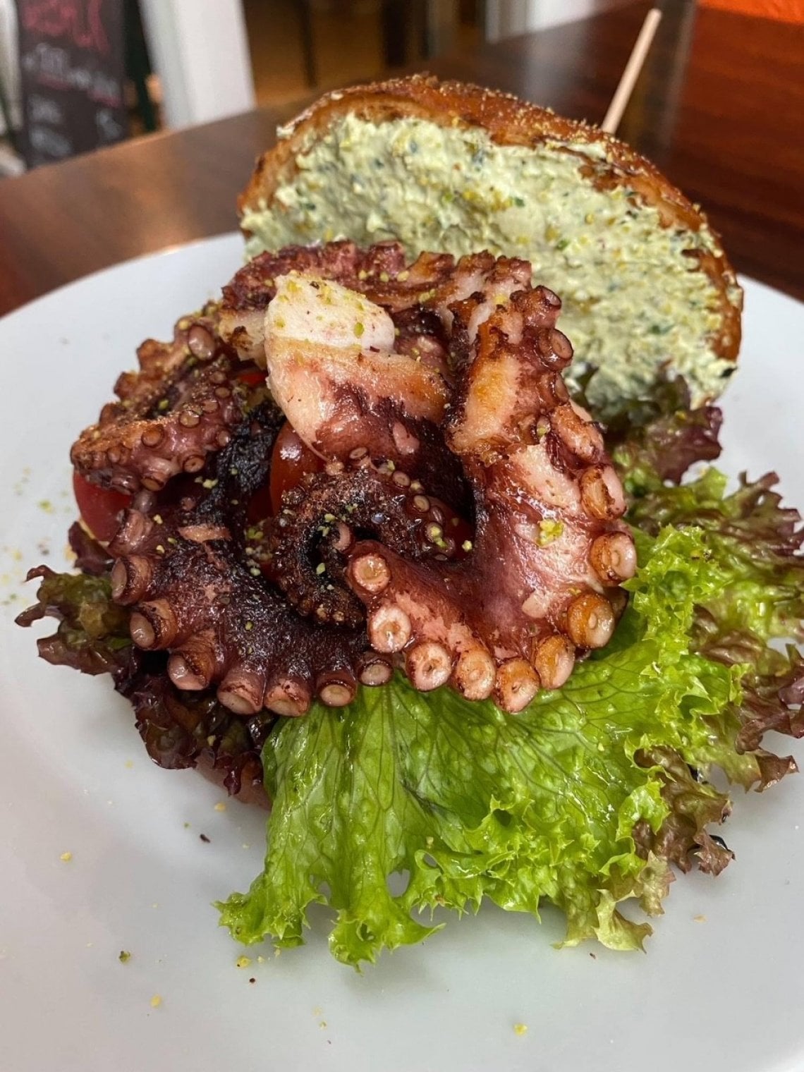 Panino al polpo arricchito del sapore di pistacchio