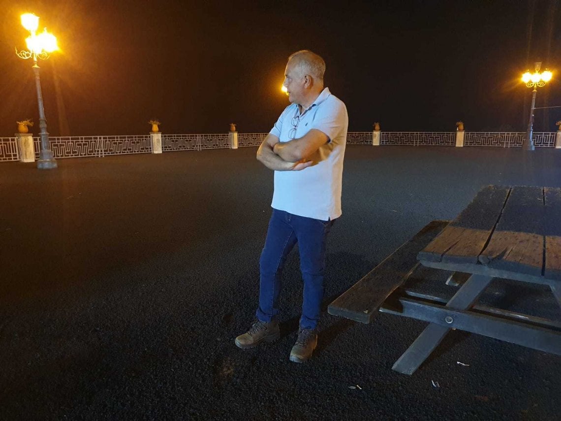 Il sindaco di Milo Alfio Cosentino nella piazza Belvedere, completamente ricoperta di cenere vulcanica
