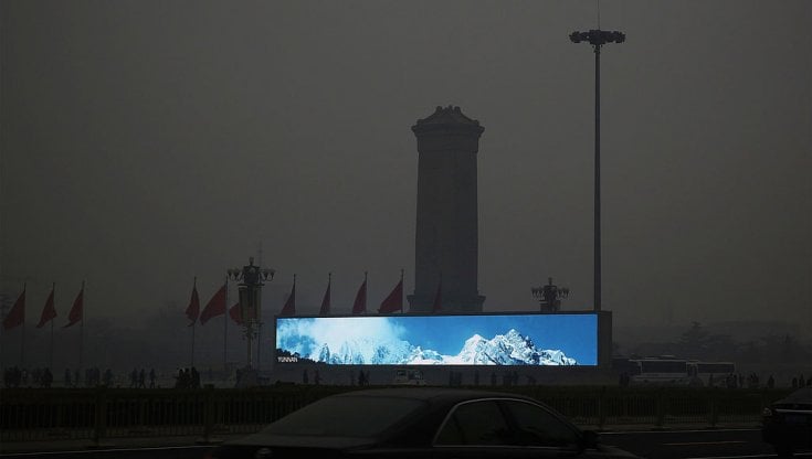 A Pechino, nel 2014, il cielo azzurro si poteva vedere solo sui megascharmi, come questo in piazza Tiananmen. Feng Li/Getty Images