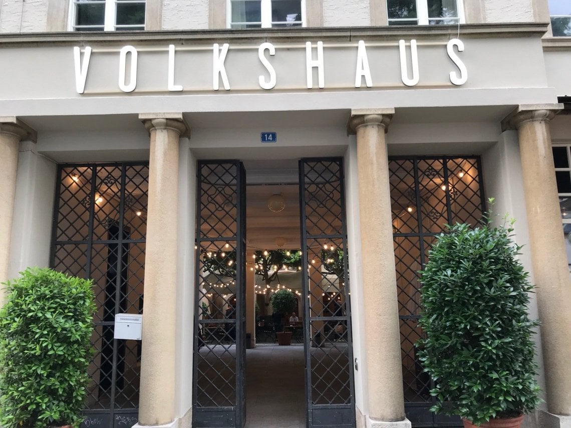 &nbsp;L'ingresso di Volkshaus Basel (@Dario Bragaglia)