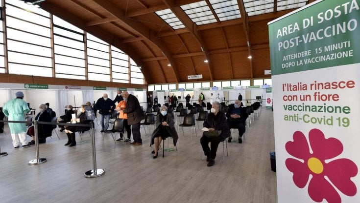 Covid: per i guariti è difficile reinfettarsi, ma la protezione aumenta con il vaccino